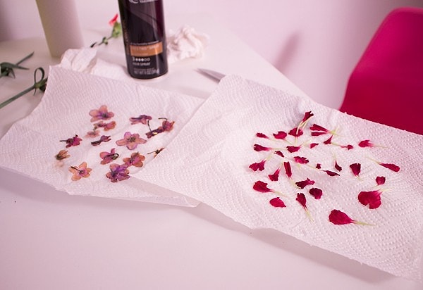 8. Затем тут же осторожно (можно даже использовать щипцы) уберите лепестки с бумажного полотенца и положите их на другой кусочек бумажного полотенца