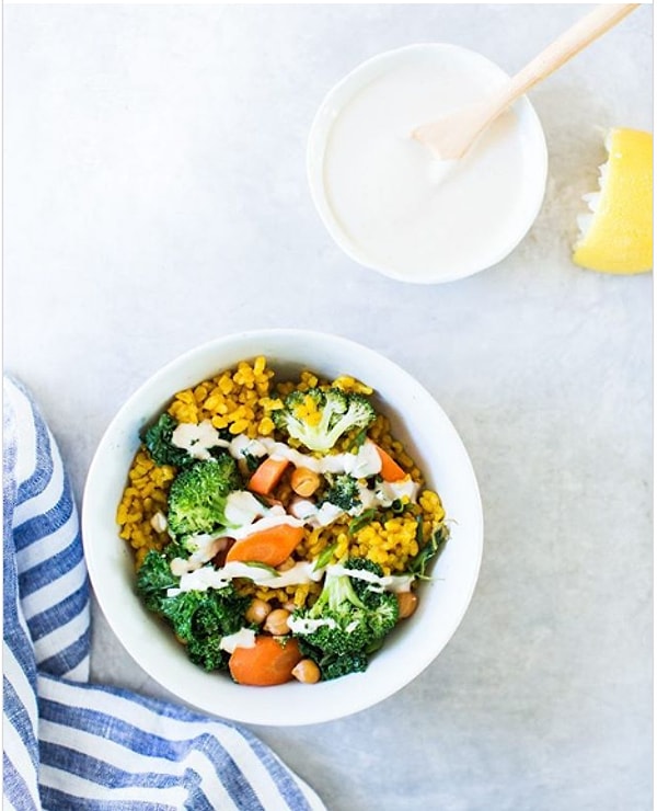 9. Желтая пиала из риса и куркумы