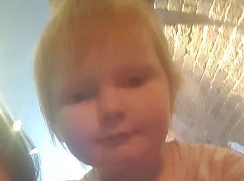 Isla tatlı bir ufaklık ve görünüşe bakılırsa şarkıcı Ed Sheeran ile aynı DNA'yı paylaşıyor. (Hayır.) Ancak annesi uzun süredir benzerlikleri ile ilgili yorumlar aldığını belirtiyor.
