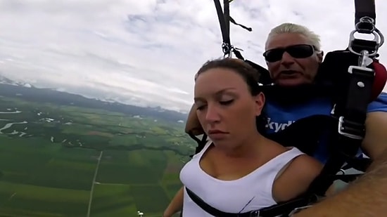 Paraşütle Atladıktan Sonra Havada Ayılıp Bayılan Kadın