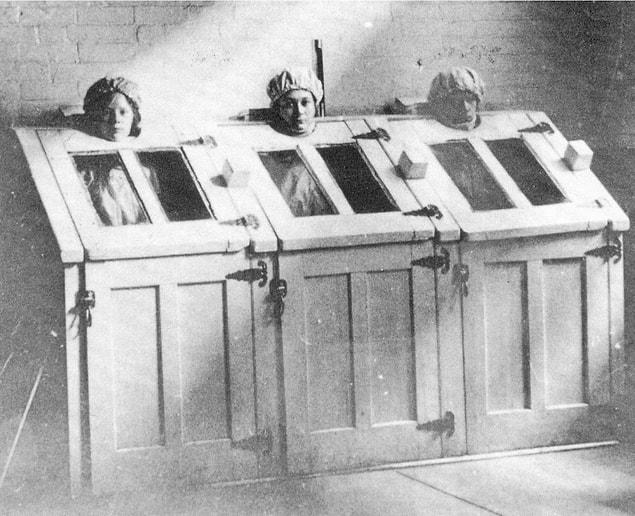 21. Patients in steam cabinets, 1910.