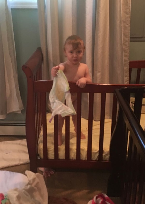 6. Оу, милый, спасибо, что снял свой подгузник. Подскажи, пожалуйста, позади тебя какашка?