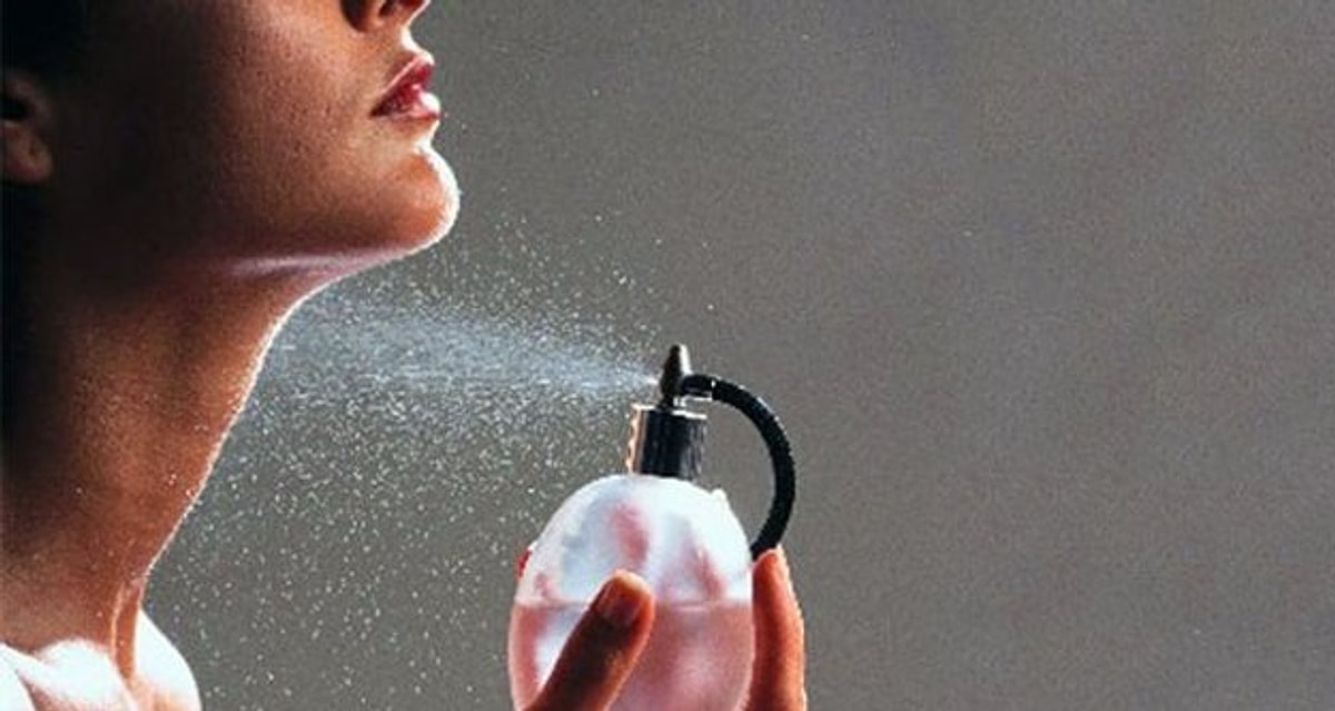 Shalimar реклама водянова. Духи пшикают. Красивая девушка с парфюмом. Духи которые защищают. Mon guerlain bloom of rose.