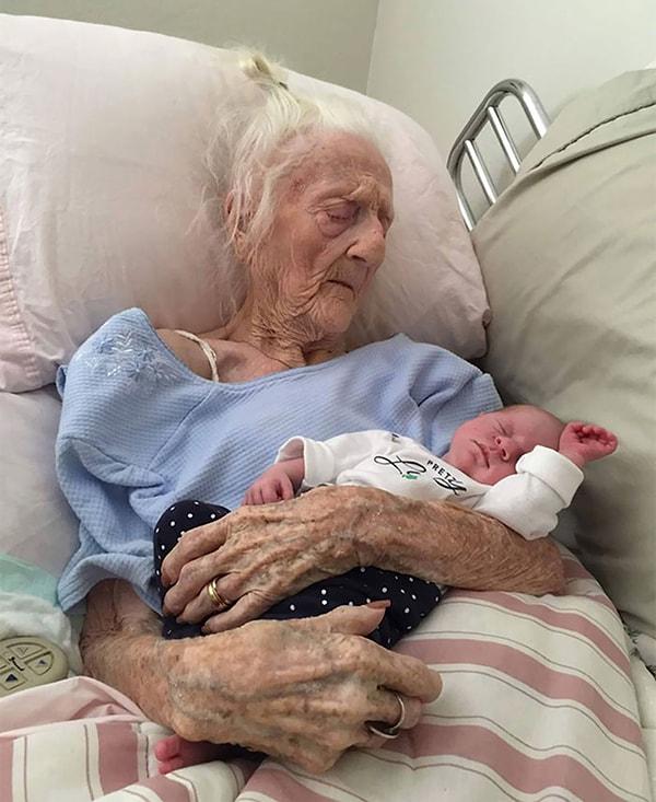 26. 101 yaşındaki kadın ölümünden önce torununun kızını gördü.