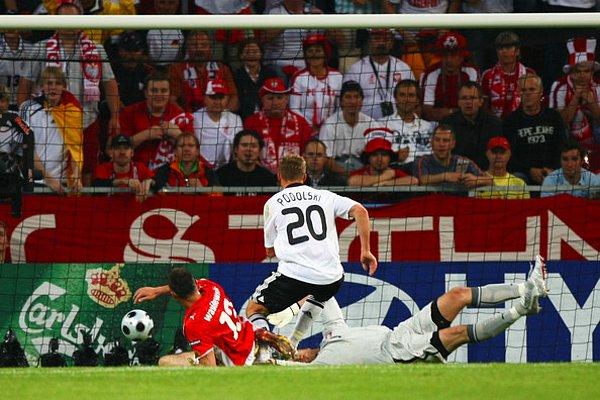 2008 Avrupa Futbol Şampiyonası elemelerine damga vuran Poldi eleme grubunun en golcü ismi oldu.