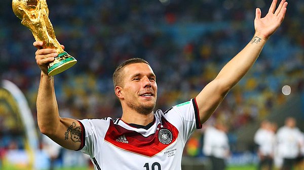 Podolski, Lothar Matthäus (150) ve Miroslav Klose'nin (137) ardından milli formayı en çok giyen oyuncu unvanına da sahip.