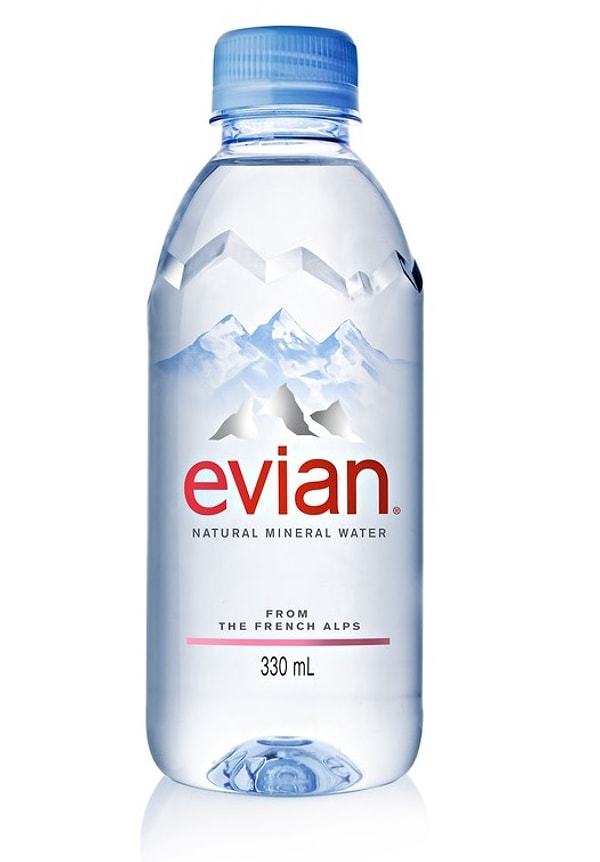 15. Камерон Диас умывает лицо только водой Evian