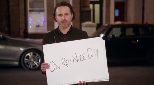 2. Сперва мы видим самого Марка (Эндрю Линкольн)