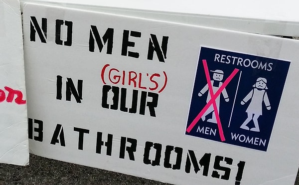 7. Он также подчеркивает, что необходимо открыть дискуссию по этому вопросу, где уважалось бы мнение каждого.