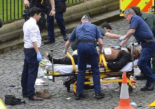 Saldırgan bir polisi bıçakladıktan sonra parlamento binasına girmeye çalışırken vurulmuştu👇