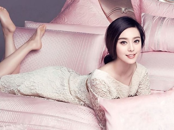 7. И снова брюнетка, конечно же...?