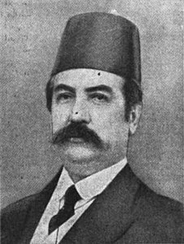 Hayatı 1853'ün İstanbul'unda başladı. Babası Şura-yı Devlet üyelerinden Hasan İzzet Efendi idi.