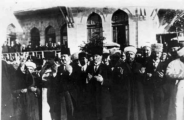 Bunlara mukabil 23 Nisan'da Ankara'da Mustafa Kemal Paşa başkanlığında Büyük Millet Meclisi toplandı.