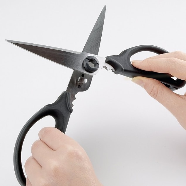 7. Use kitchen shears to cut pizza more effectively than using a circle cutter.