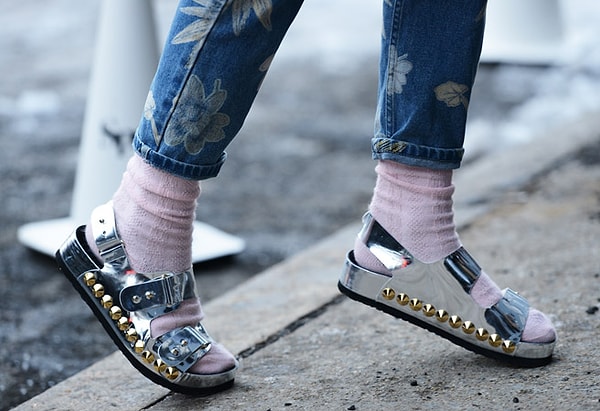 10. Если с голыми щиколотками вы чувствуете себя не слишком комфортно, то сделайте выбор в пользу ярких носков, которые могут стать отличным акцентом образа.