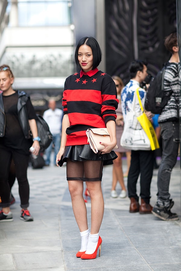 11. А также белые носочки (да-да, даже с открытой обувью) прекрасно разбавят образ и сделают его по-девичьи милым.