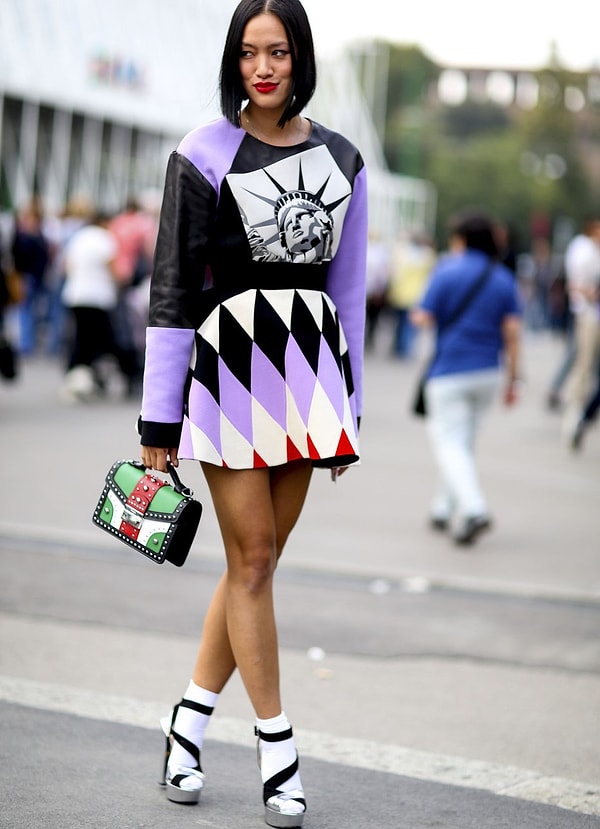 11. А также белые носочки (да-да, даже с открытой обувью) прекрасно разбавят образ и сделают его по-девичьи милым.