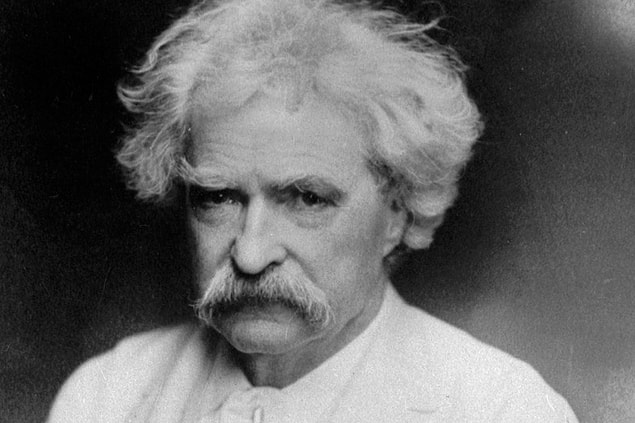 İnsanların giyim tarzı Twain'in ilgisini oldukça çekmiş gibi...