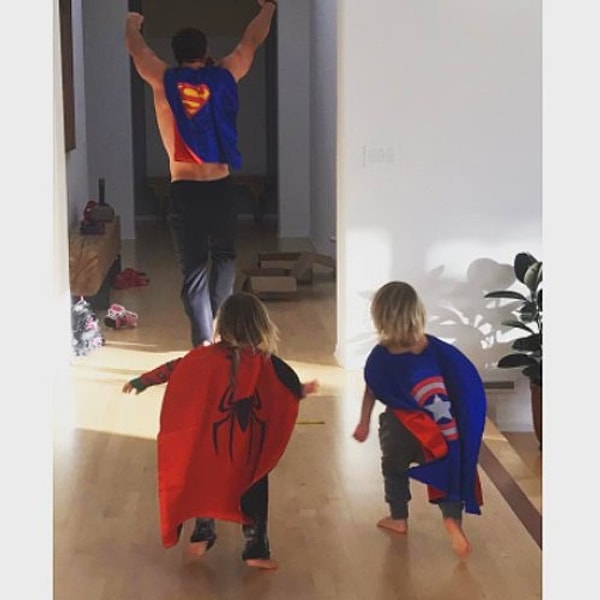 3. Крис Хемсворт играет со своими сыновьями в супергероев