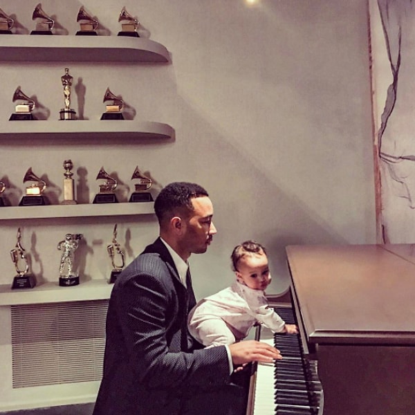 10. Играет тему из "Ла-Ла Ленд" вместе с ней же