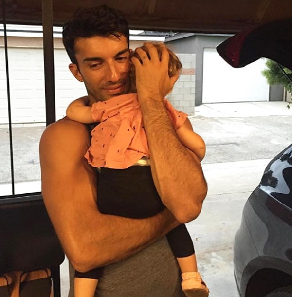 13. Актер Джастин Бальдони и его дочь Майя