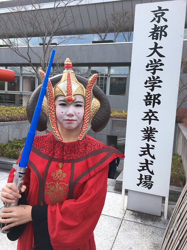 6. Одна из девушек, нарядившаяся как королева Амидала, вообще решила поступить в Киотский университет именно благодаря этой традиции