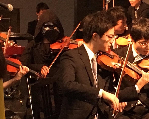 13. Среди членов оркестра даже оказался Кайло Рен