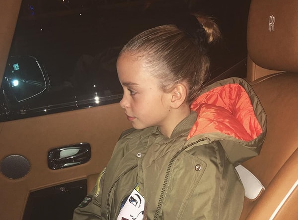 3. Помимо прочего Ева купается и в роскоши.