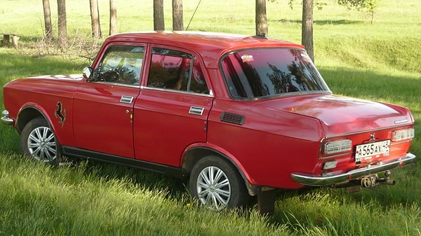 8. Красный москвич