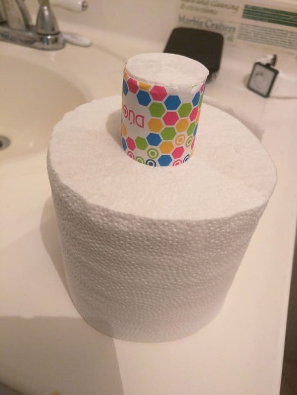 13. Вместо втулки в этом рулоне находится миниатюрная версия туалетной бумаги, которую можно положить себе в сумку.