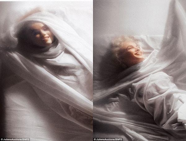 Alçakgönüllülüğünü koruyan Monroe bu fotoğraflarda üzerinde sadece çarşafla yatakta uzanıyor.