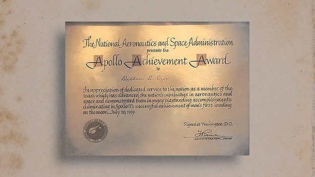 Dilhan Eryurt, 1969 yılında NASA tarafından verilen Apollo Başarı Ödülü'nü alır.