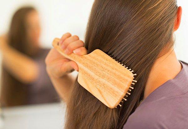 7. Eğer parfümünüzden birkaç fıs tarağınıza sıkıp saçlarınızı tararsanız, her hareketinizle ve her rüzgarla saçlarınızdaki parfüm kokusu etrafa dağılacak.