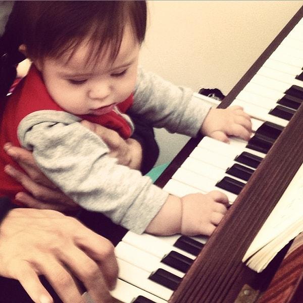 Birlikte piyano çalıyorlar.