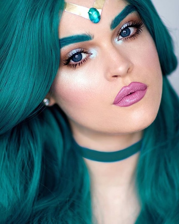 8. Нептун с волосами цвета морской волны.