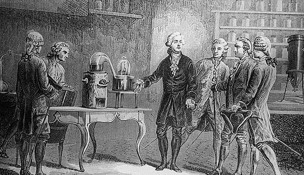 O dönemde yaşayan Antoine Lavoisier ise bu kabullenişin yanlış olduğunu iddia ediyor, karşıt yazılar yazıyor, konuşmalar yapıyordu.