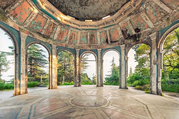 2. Холл ресторана в Сухуми