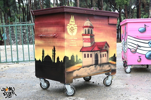 Metal görünümüyle pek de hoş durmayan çöp konteynırlarını sanatla buluşturmak gibi.