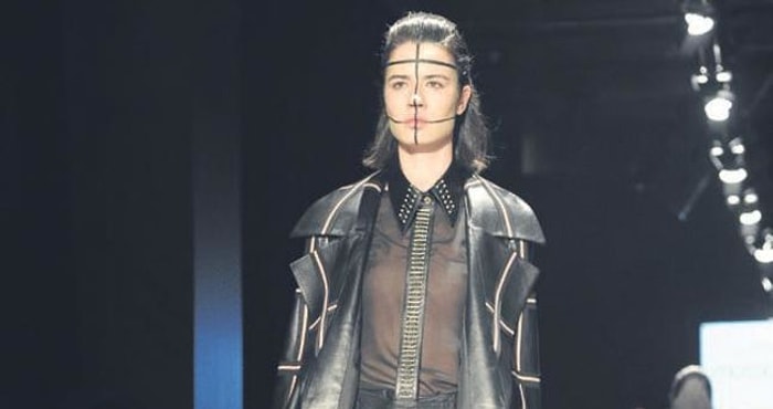 Salavat Eşliğinde Transparan Defile