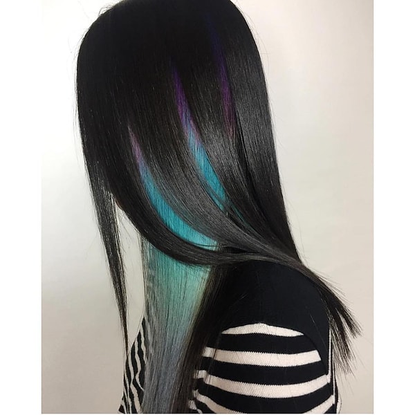 5. Если вы не хотите сразу шокировать окружающих, но в то же время жаждете добавить образу загадочности, то покрасьте только нижний слой волос.