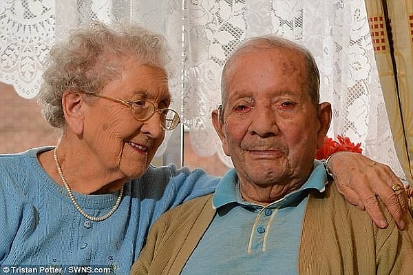 1. Самая старая пара в Великобритании готовится отпраздновать свою 77-летнюю годовщину!