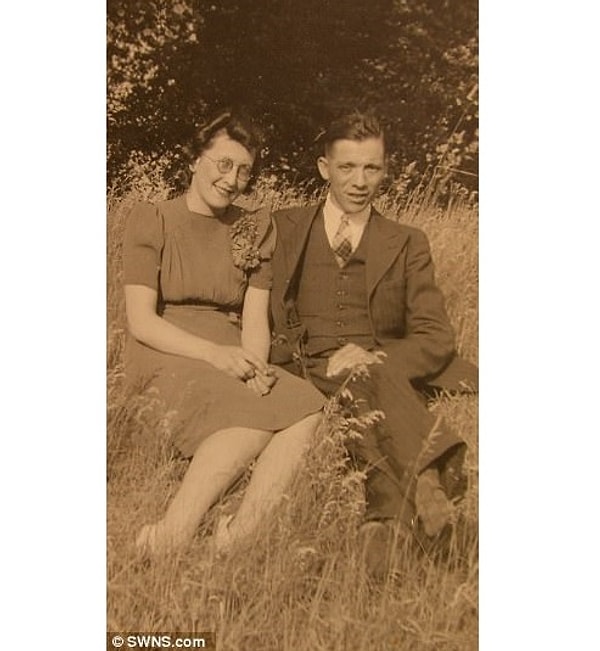 3. Филис, 94 года, и Джорд Лофтус, 100 лет, из города Каннок, графство Стаффордшир, встретились в 1930-х и поженились 10 августа в 1940 году, когда Филис было всего 17 лет