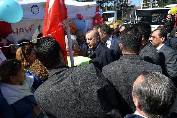 Çadırın girişinde ellerinde ’Hayır’ broşürleri bulunan vatandaşlarla konuşan Erdoğan’a 'Hayır' çalışması yapan bir kişi su ikram edip içeriye davet etti.