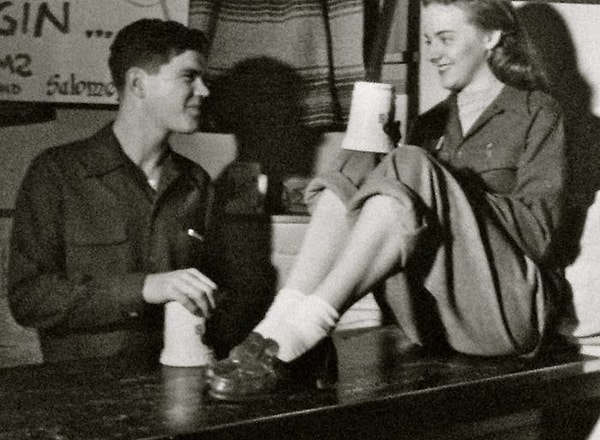 4. "Недавно умерла моя бабушка, и мой дедушка прислал мне эту фотографию, чтобы я точно знал, как выглядит влюбленный мужчина. Они были женаты 60 лет..."