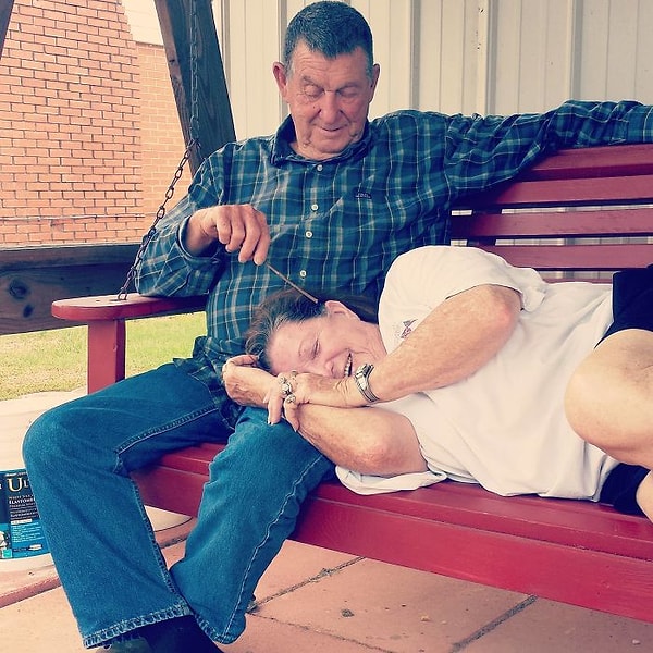 5. "Мои родители сегодня празднуют годовщину свадьбы. Вот как выглядит любовь спустя 54 года вместе."