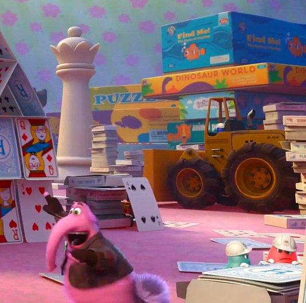 16. Disney'in Ters Yüz (Inside Out) filminde arka plandaki bir kutunun üstünde Nemo figürü görünüyor. Üstünde de "Bul beni!" yazıyor.