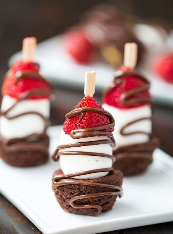 1. Шашлычки из бисквита, шоколада и фруктов