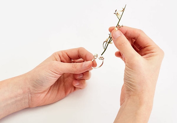 3. Просто вставьте ваш любимый цветок в одну из двух металлических петель