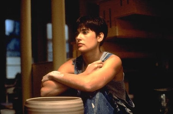 15. Ради знаменитой сцены в "Привидении" Деми Мур брала уроки гончарного мастерства.