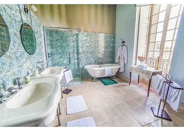 9. ... Принять ванну в этой светлой просторной комнате...